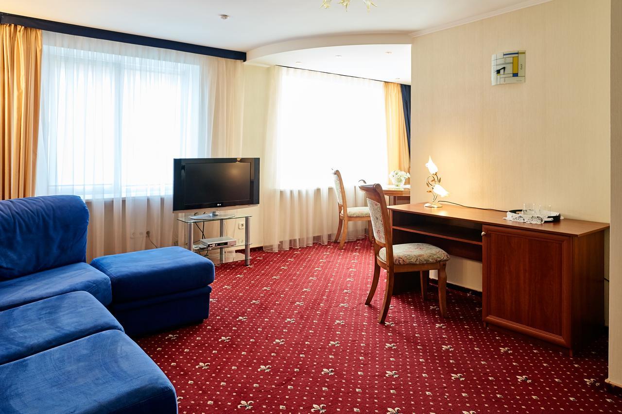 Hotel Nadezhda ドニプロペトロウシク エクステリア 写真